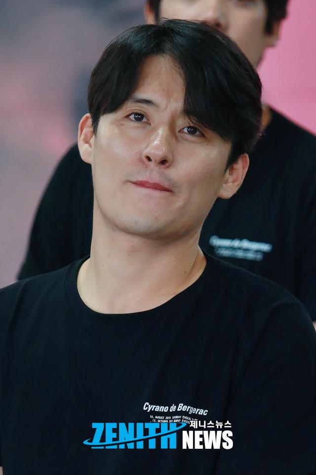 ▲ ‘시라노’ 최재웅 ‘지적美 폭발한 모습으로 여심 저격!’ (사진=문찬희 인턴기자)